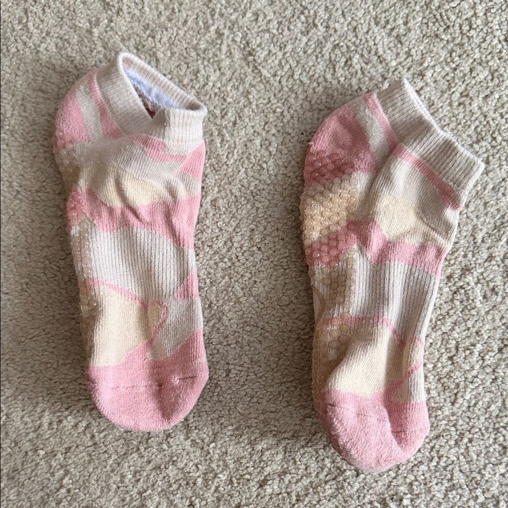 Move active Pink and Cream grip Ankle Socks